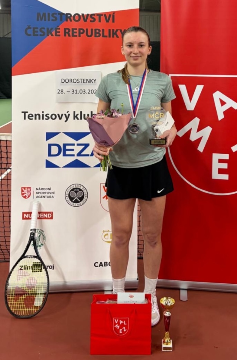 Barbora Slavikova auf dem Tennisplatz