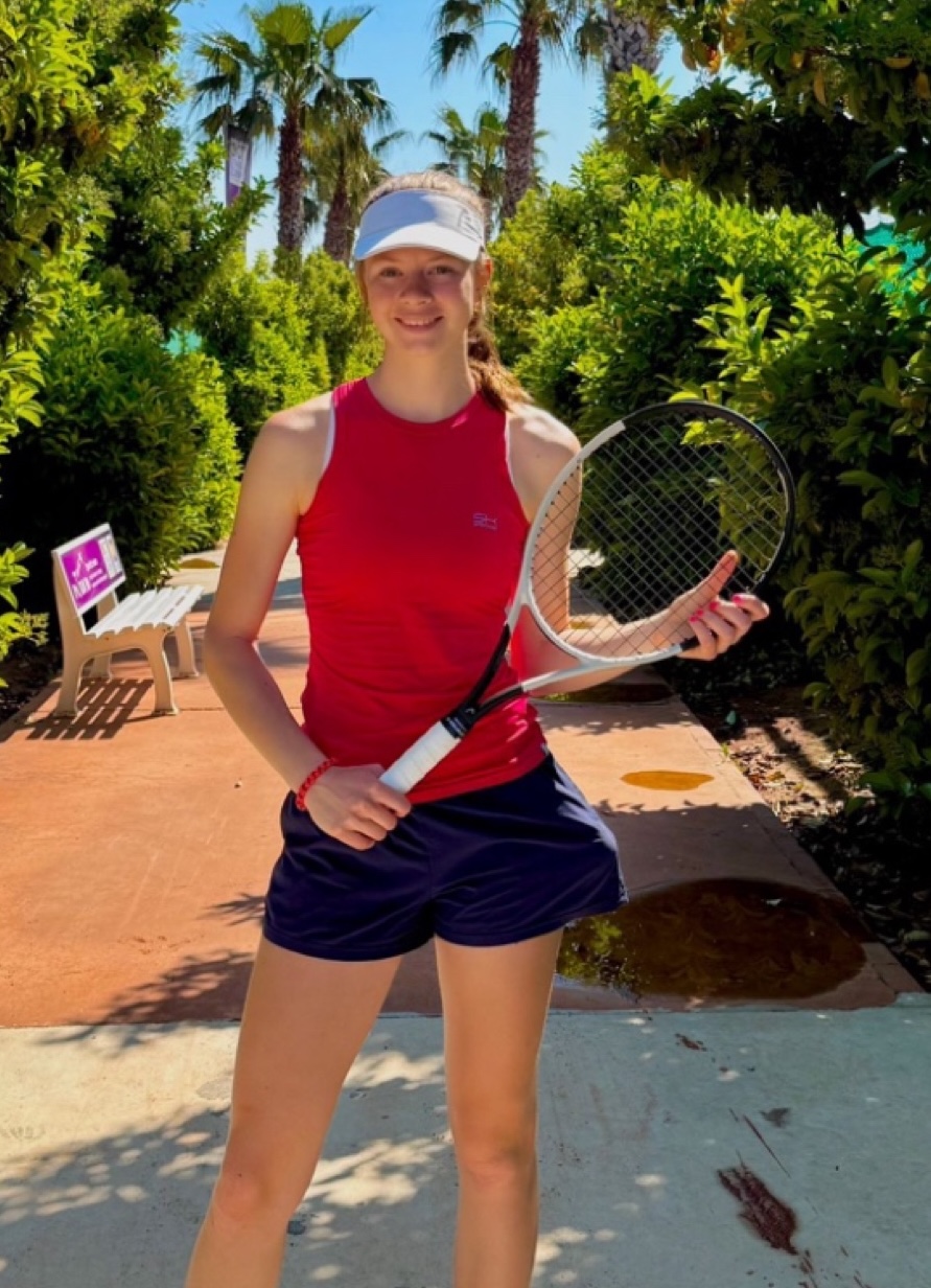 Lilly Gerhard auf dem Tennisplatz