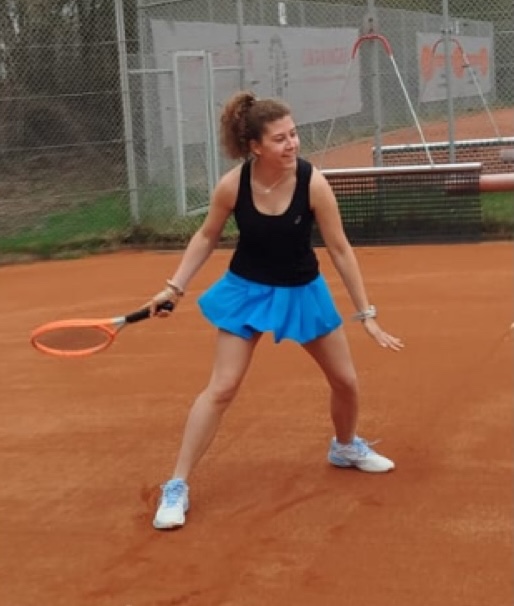 Lea Braun auf dem Tennisplatz