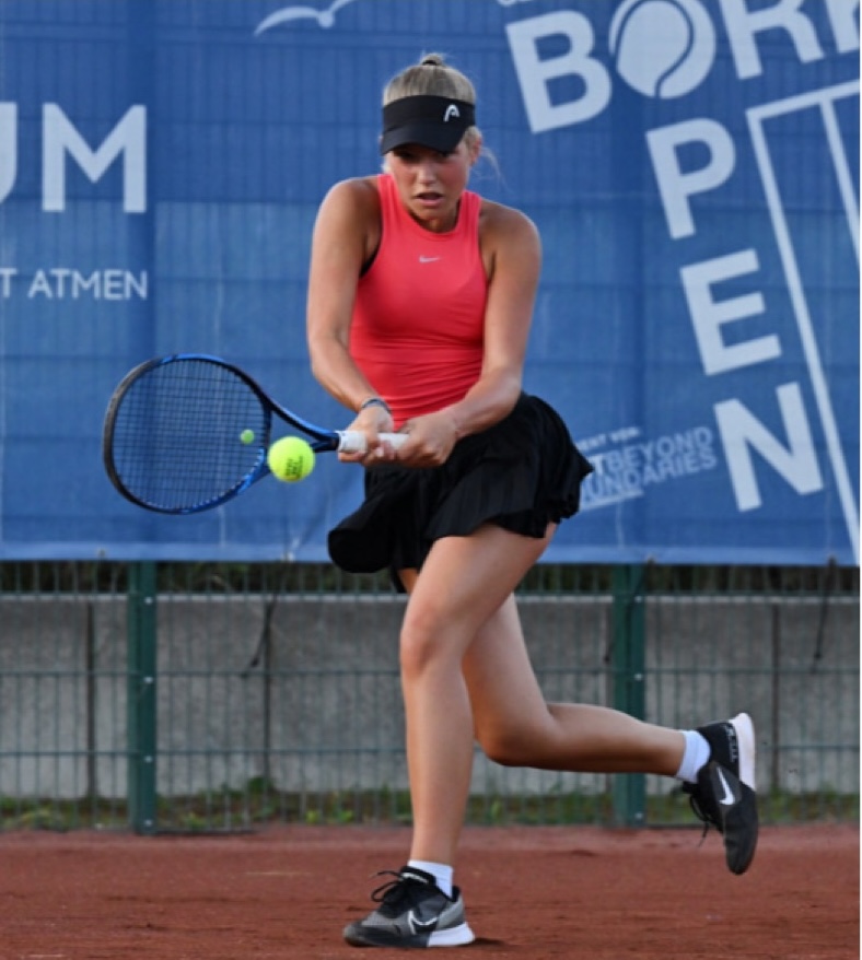 Maja Wolters auf dem Tennisplatz