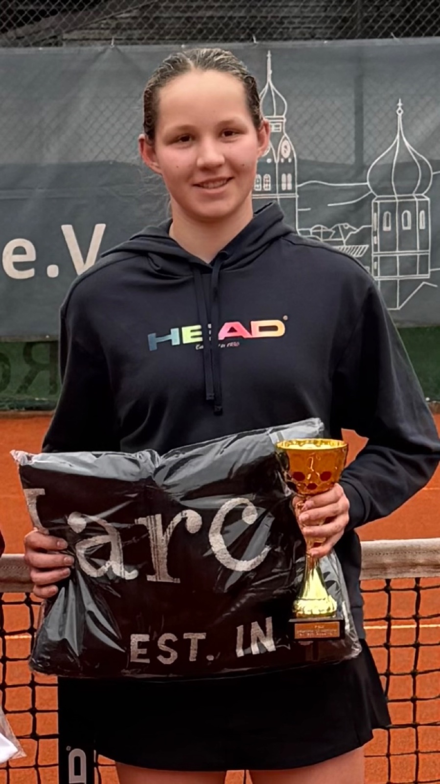 Theresa Pfaller auf dem Tennisplatz