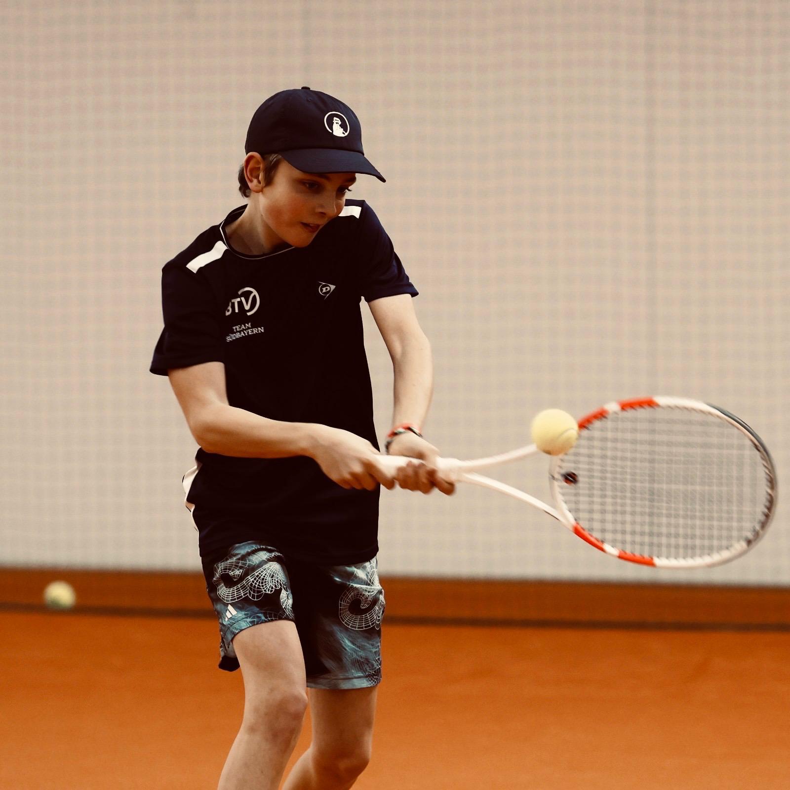 Basti Schwinghammer auf dem Tennisplatz