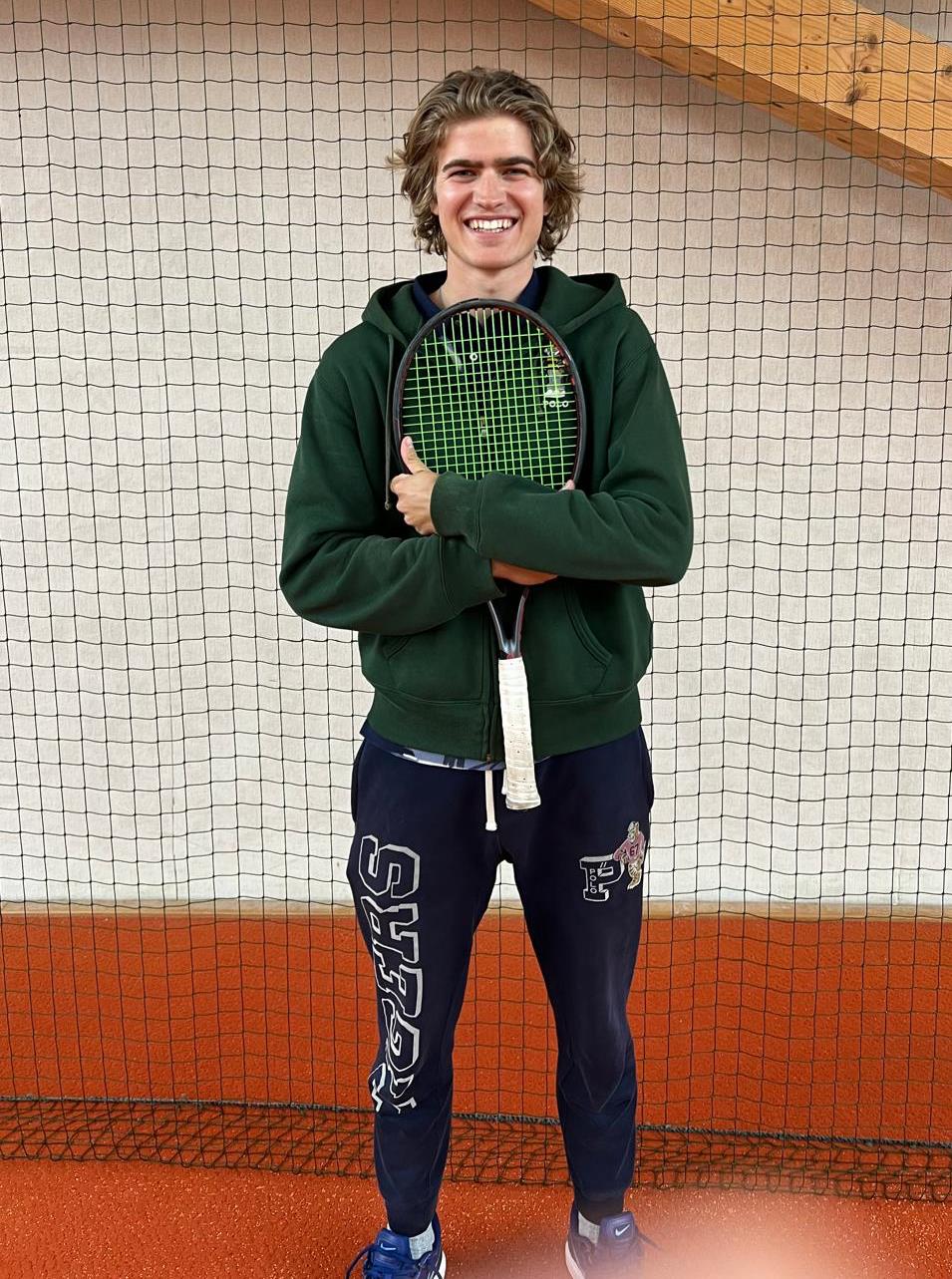 Ron auf dem Tennisplatz